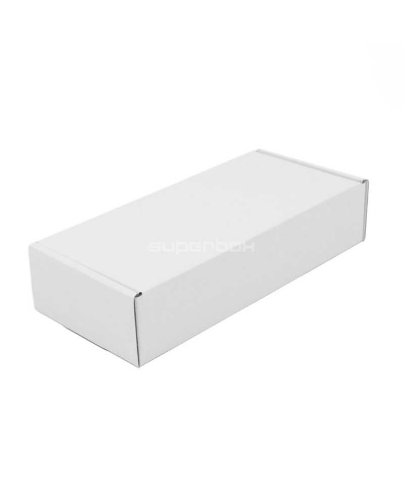 Маленькая продолговатая подарочная коробочка белого цвета