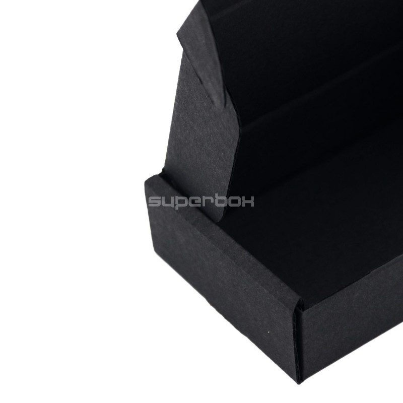 Маленькая чёрная коробка для упаковки небольших предметов