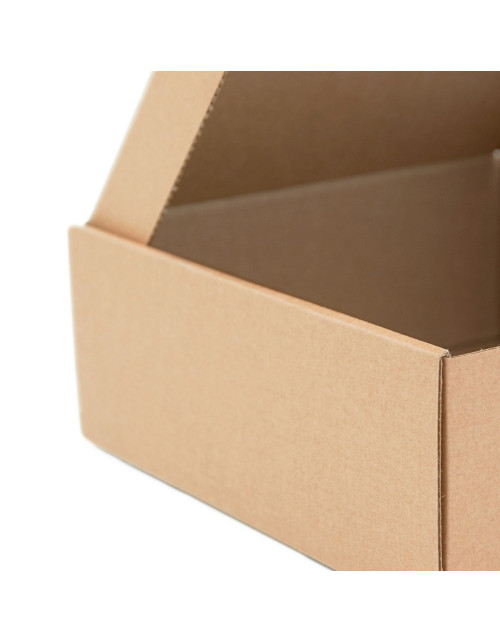 Почтовая квадратная коробка коричневого цвета