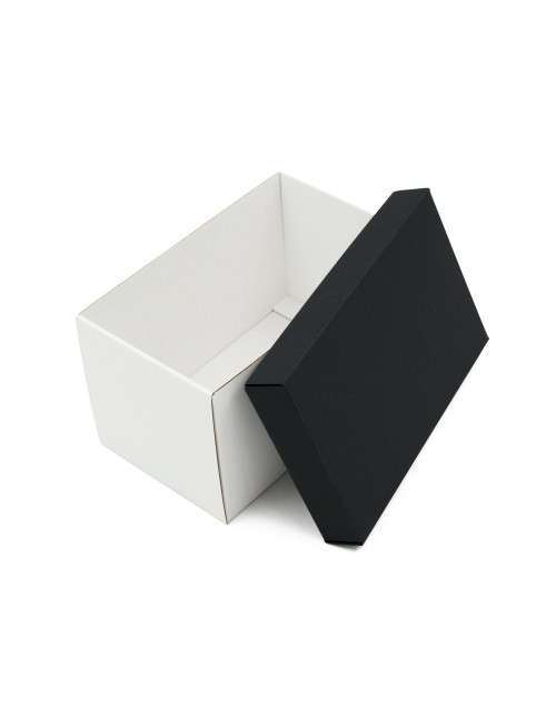 Картонная коробка с черной крышкой