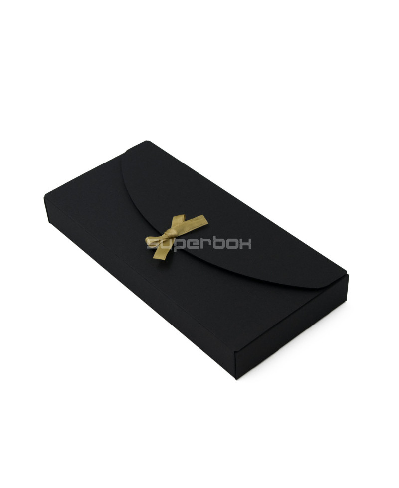 Застежка-конверт с черной лентой