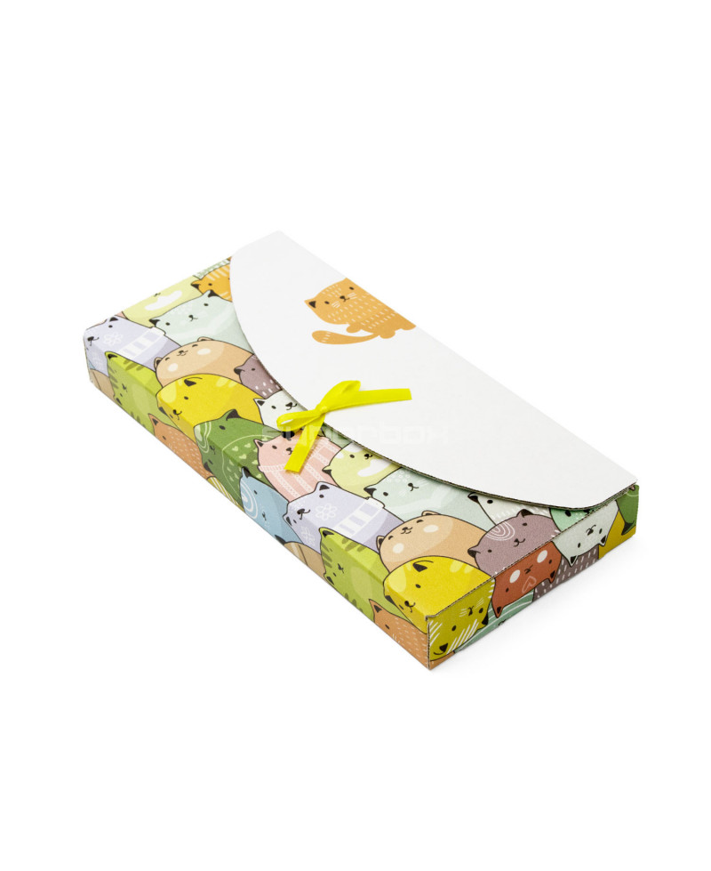 Коробка-конверт с цветной лентой и рисунком котят
