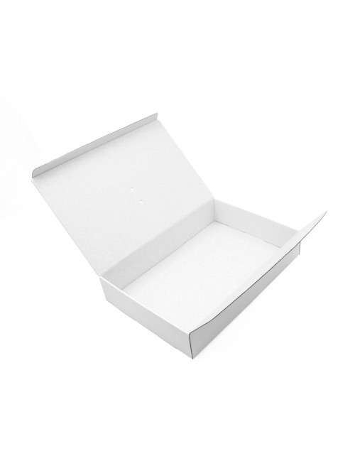 Большая белая коробка с отверстиями под ленточку