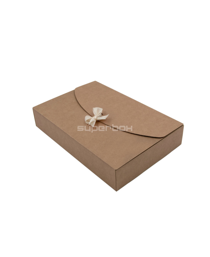 Большая коричневая коробка с отверстиями под ленточку
