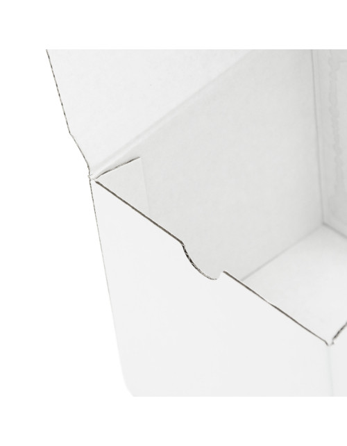 Valge kuubik kinkekarp läbipaistva aknaga küünalde pakkimiseks