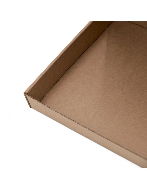 Плоская продолговатая коричневая коробка для доставки товаров