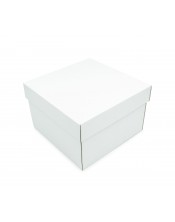 Белая квадратная подарочная коробка среднего размера