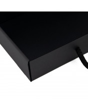 Черная подарочная коробка-чемодан с текстильной ручкой
