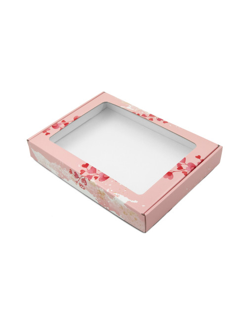 Розовая коробочка с прозрачным окошком и узором в виде сердечек