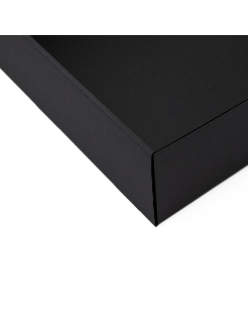Большая черная коробка с прозрачным окошком на крышке, высотой 9 см