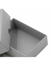Маленькая подарочная коробка из серого картона, состоящая из двух частей
