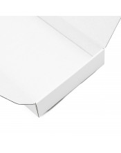 Белая продолговатая коробка с отверстиями под ленточку