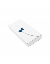 Белая продолговатая коробка с отверстиями под ленточку