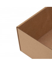 Коричневая квадратная подарочная коробка с окошком и линейным узором
