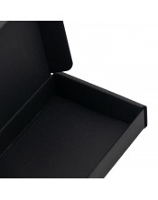 Продолговатая черная коробка низкой высоты для шоколада