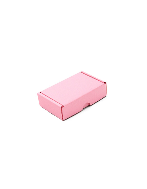 Väike roosakas karp väikeste asjade pakkimiseks