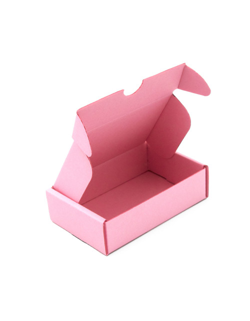 Väike roosakas karp väikeste asjade pakkimiseks