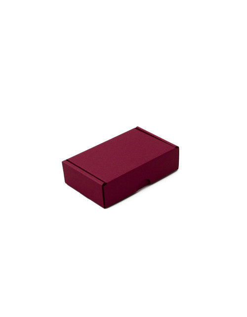 Маленькая вишнево-красная коробка для упаковки мелких предметов.