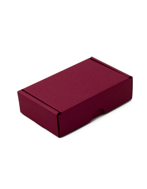 Маленькая вишнево-красная коробка для упаковки мелких предметов.