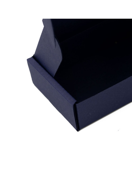 Väike musta värvi karp väikeste esemete pakkimiseks
