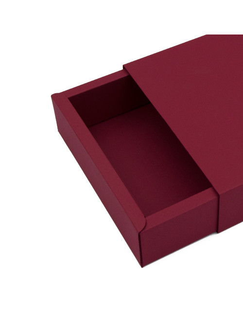 Вишнёво-красная подарочная коробка