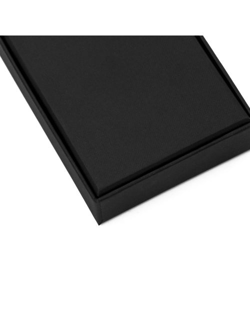 Роскошная плотная коробка черного цвета с откидной крышкой на магнитах