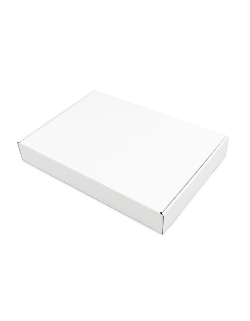 Симпатичная подарочная коробка белого цвета