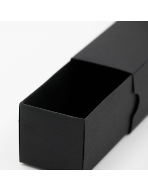 Продолговатая коробочка-слайдер черного цвета