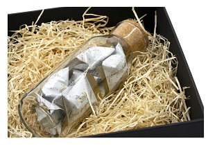 Filling a gift box with wood shavings